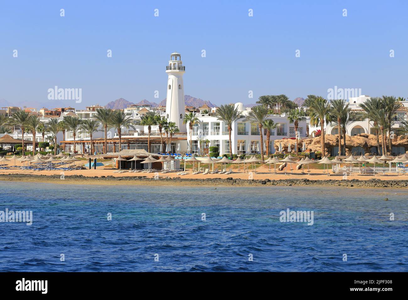 Spiaggia costa e hotel resort a Sharm El Sheikh in Egitto Foto Stock