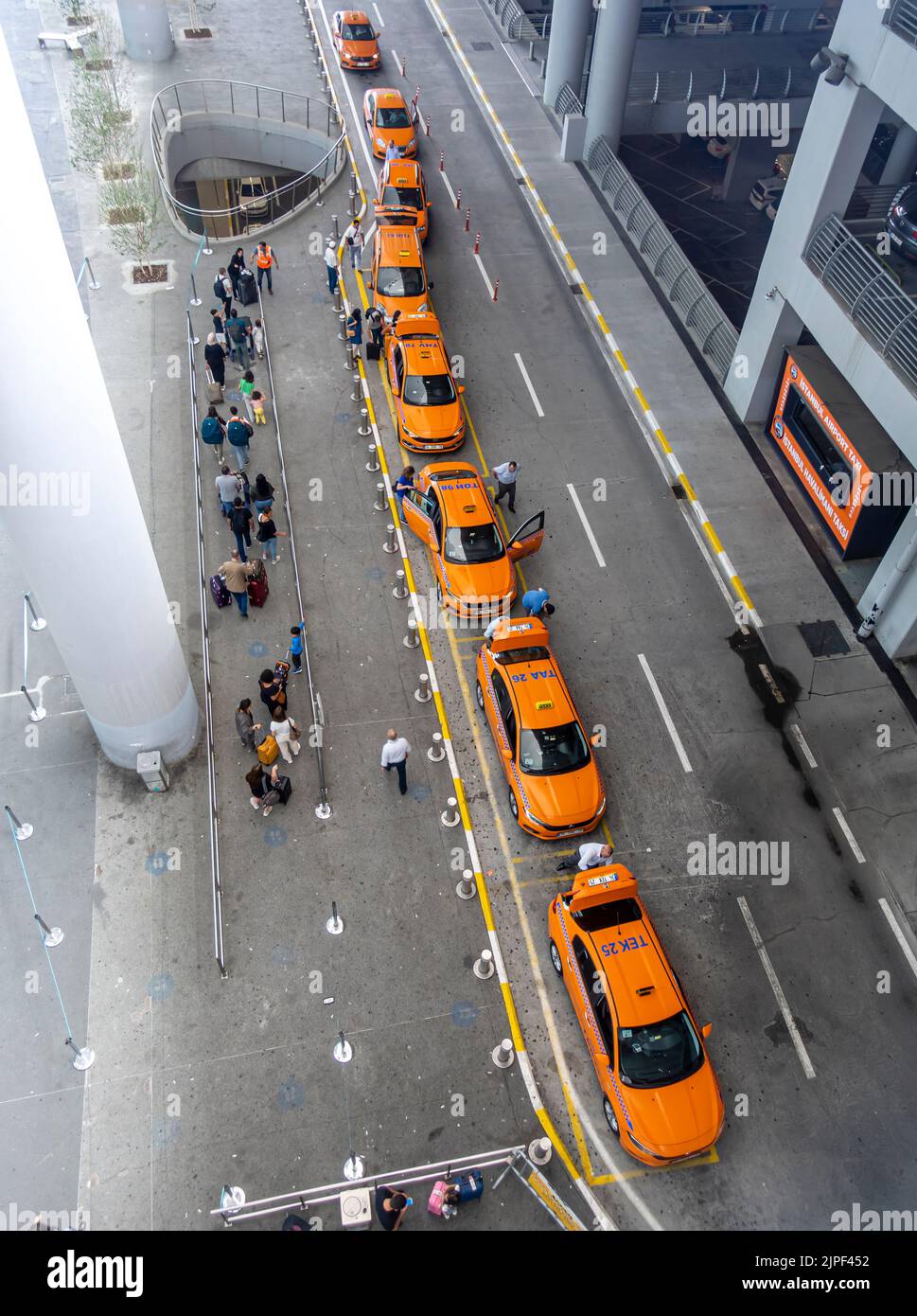 Taxi Orange taxi, taxi sulla corsia in linea, vista dall'alto, all'aeroporto Havalimani di Istanbul - IST Aeroporto interno, Turchia Foto Stock
