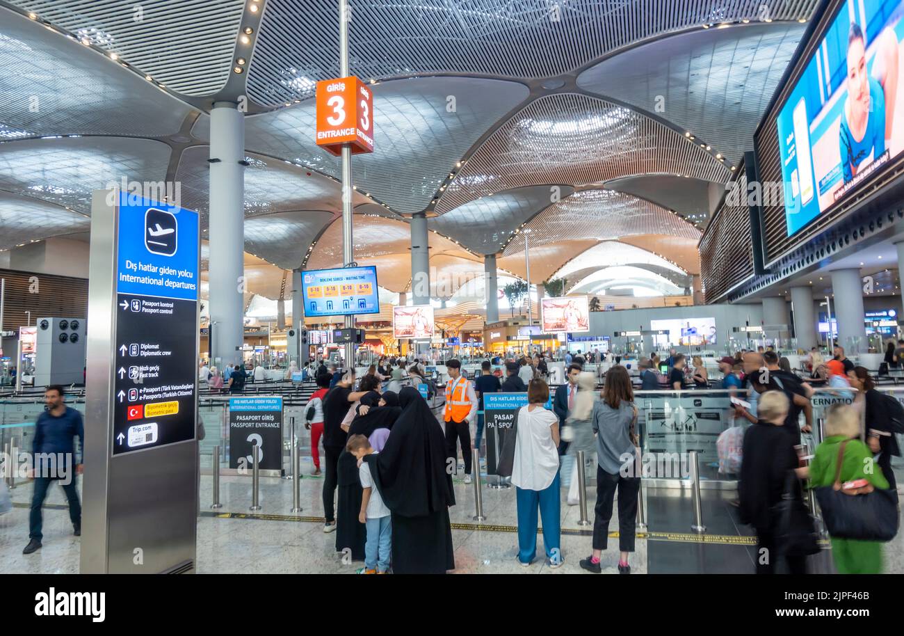 Gruppo di passeggeri presso gli stand per il check-in, ingresso all'aeroporto Havalimani di Istanbul - interno dell'aeroporto IST, Turchia Foto Stock