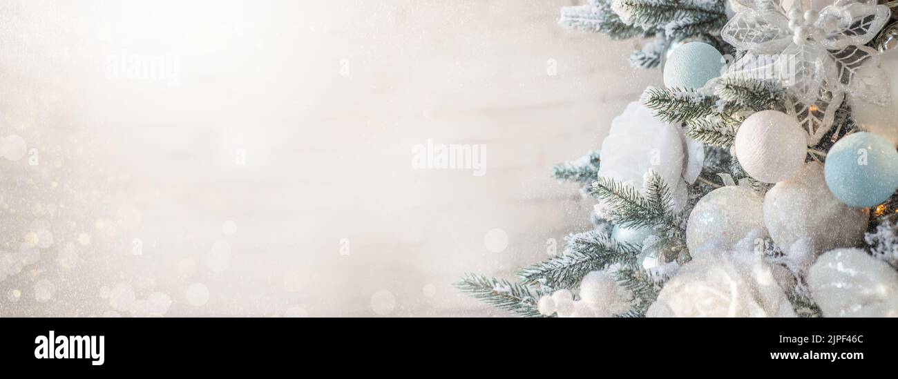 Primo piano di palle su albero di natale. Concetto di anno nuovo. Rose bianche nel decor di albero di Natale. Sfondo con decorazioni di Natale. Spazio di copia Foto Stock