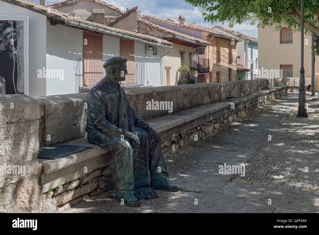 Vita commemorativa dimensioni scultura di un vecchio uomo che indossa un tradizionale morellana coperta, Morella, Spagna Foto Stock