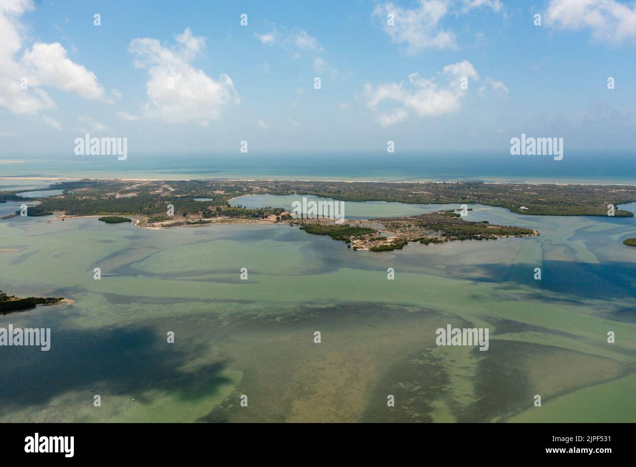 Drone aereo delle isole tropicali nella baia olandese. Stagcape in Sri Lanka. Foto Stock