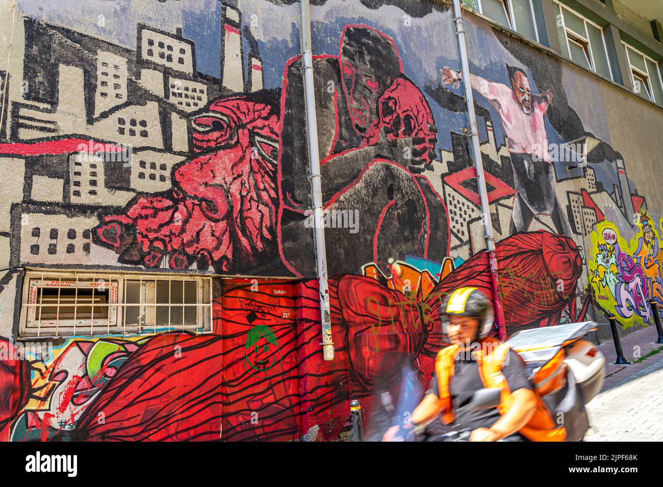 Murale di Canavar - rosso distopico insetti orrori murale a Istanbul. Arte di strada, murales in Gen. Asım Gündüz CD. Kadiköy distretto di Istanbul, Turchia Foto Stock