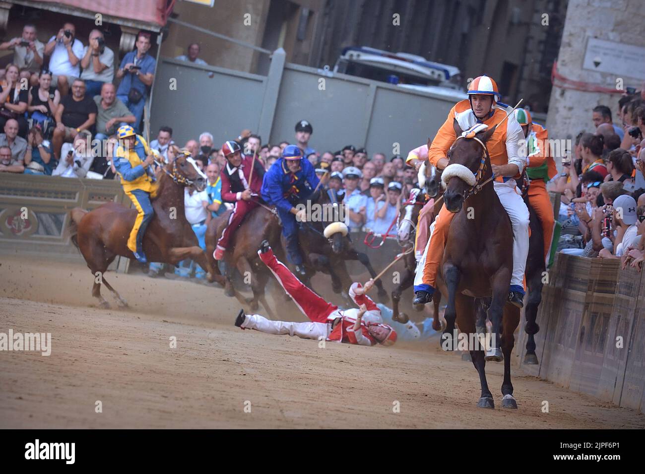 Palio di Siena, Leocorno vince. Trionfo di Tittia. Il jockey Giovanni Atzeni detto Tittìa arrivò alla sua quarta vittoria. Agosto 17, 2022 Foto Stock
