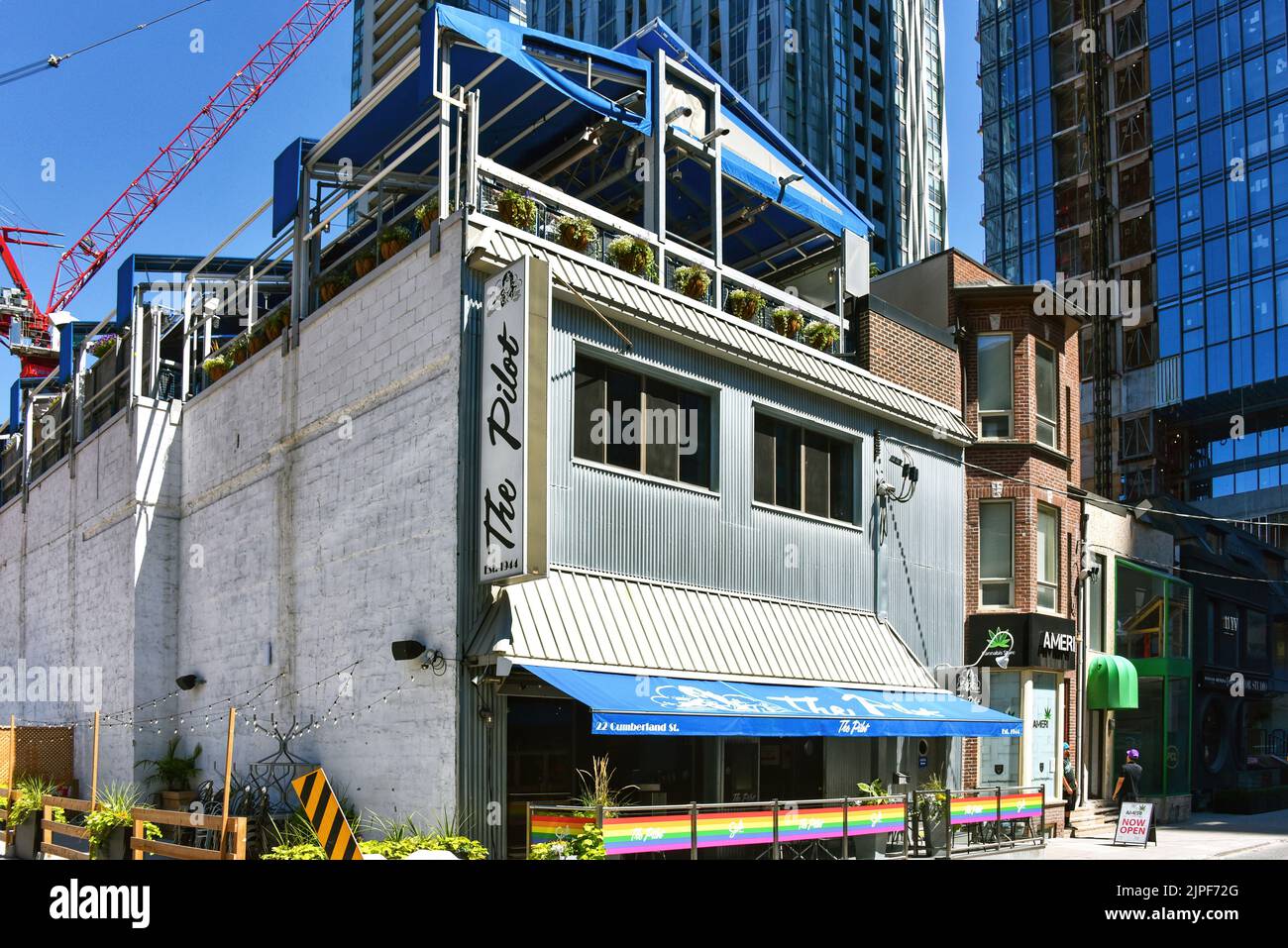 Toronto, Canada - 12 agosto 2022: Il pilota è una taverna popolare con un patio sul tetto in Yorkville, una zona attualmente vedendo i lavori di costruzione molto Foto Stock