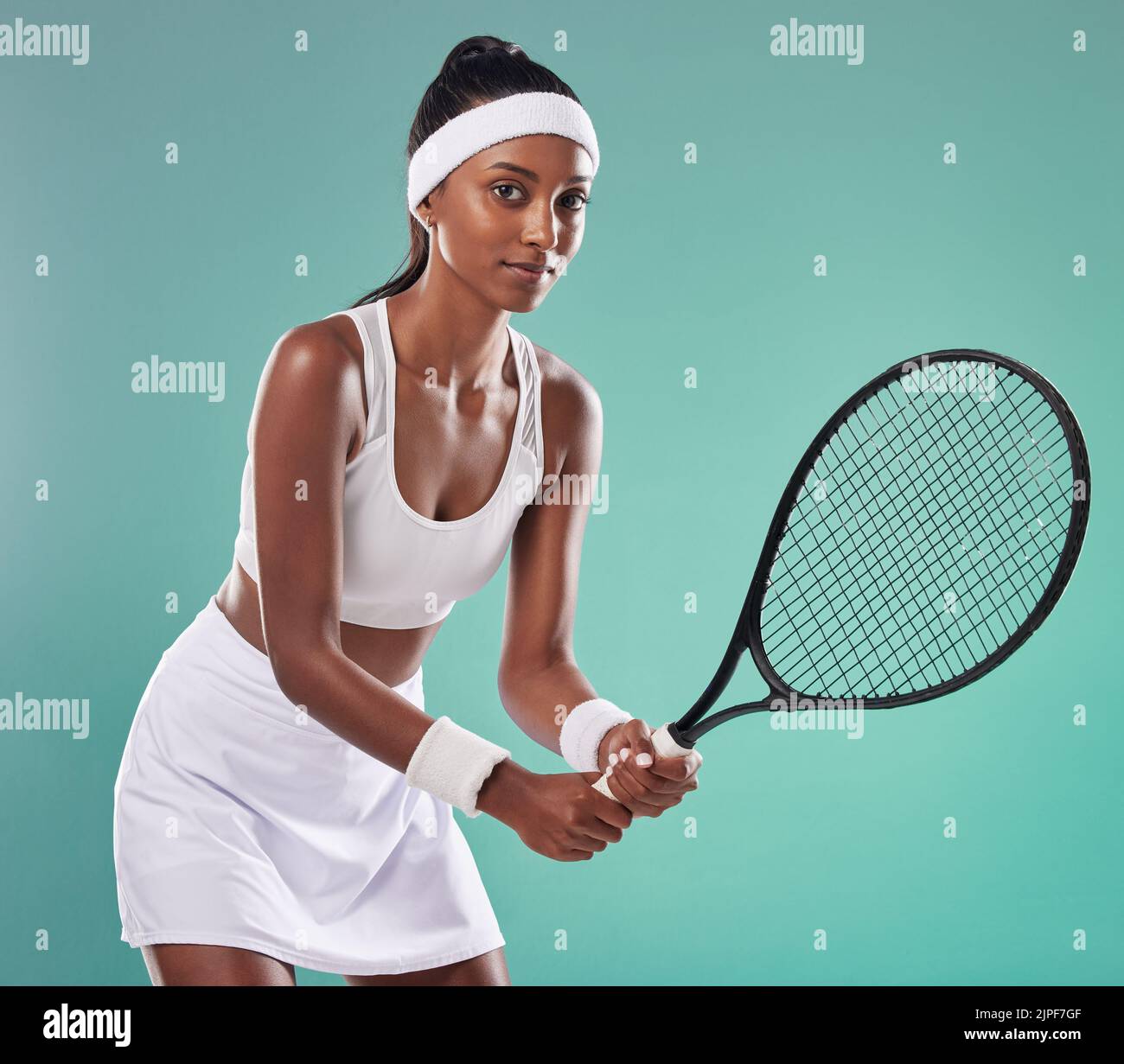Sport donna, tennis e ritratto di atleta che gioca una partita in campo. Persona attiva, in forma e motivata che indossa abbigliamento sportivo professionale. Femmina Foto Stock