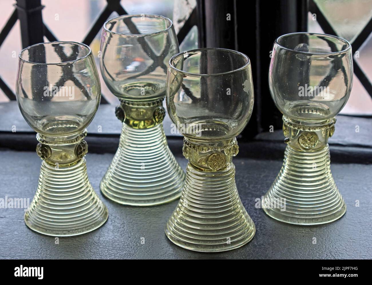 Vetreria Hereford, quattro bicchieri medievali, museo bianco e nero, Hightown, Herefordshire, Inghilterra, Regno Unito, HR1 2AA Foto Stock