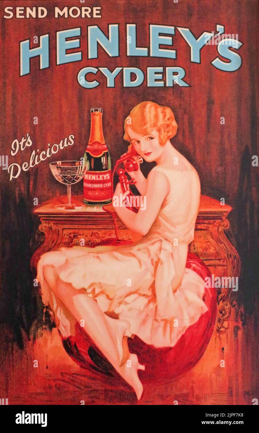 Inviare più Henleys cyder - il suo delizioso - poster con una signora 1920s, godendo di una bottiglia di sidro Foto Stock