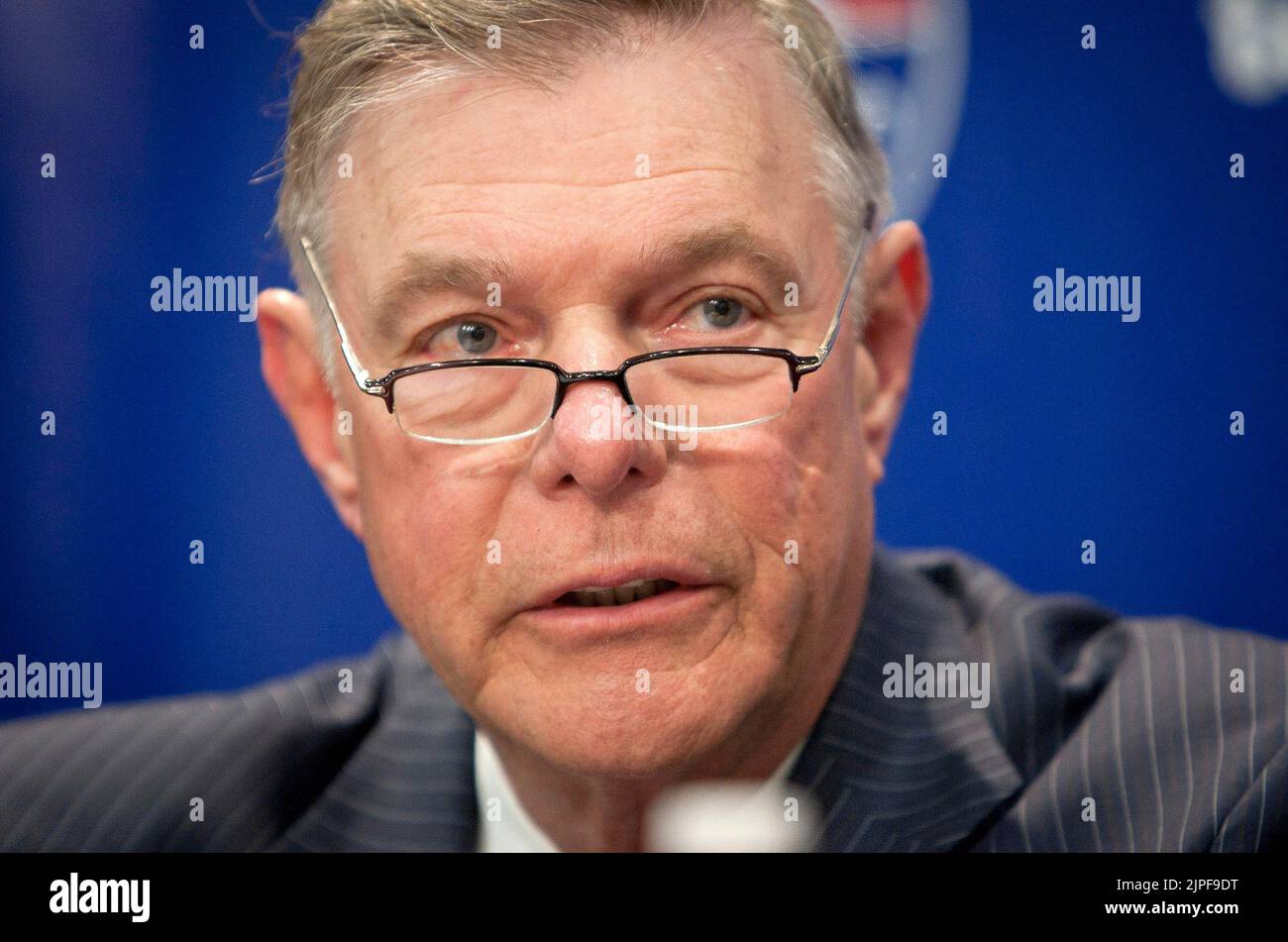 Arlington, Stati Uniti. 11th Mar, 2011. Ray Davis, co-presidente del Consiglio di Amministrazione di Texas Rangers, partecipa a una conferenza stampa presso il Rangers Ballpark di Arlington, Texas, il 11 marzo 2011. (Foto di Joyce Marshall/Fort Worth Star-Tegram/TNS/Sipa USA) Credit: Sipa USA/Alamy Live News Foto Stock