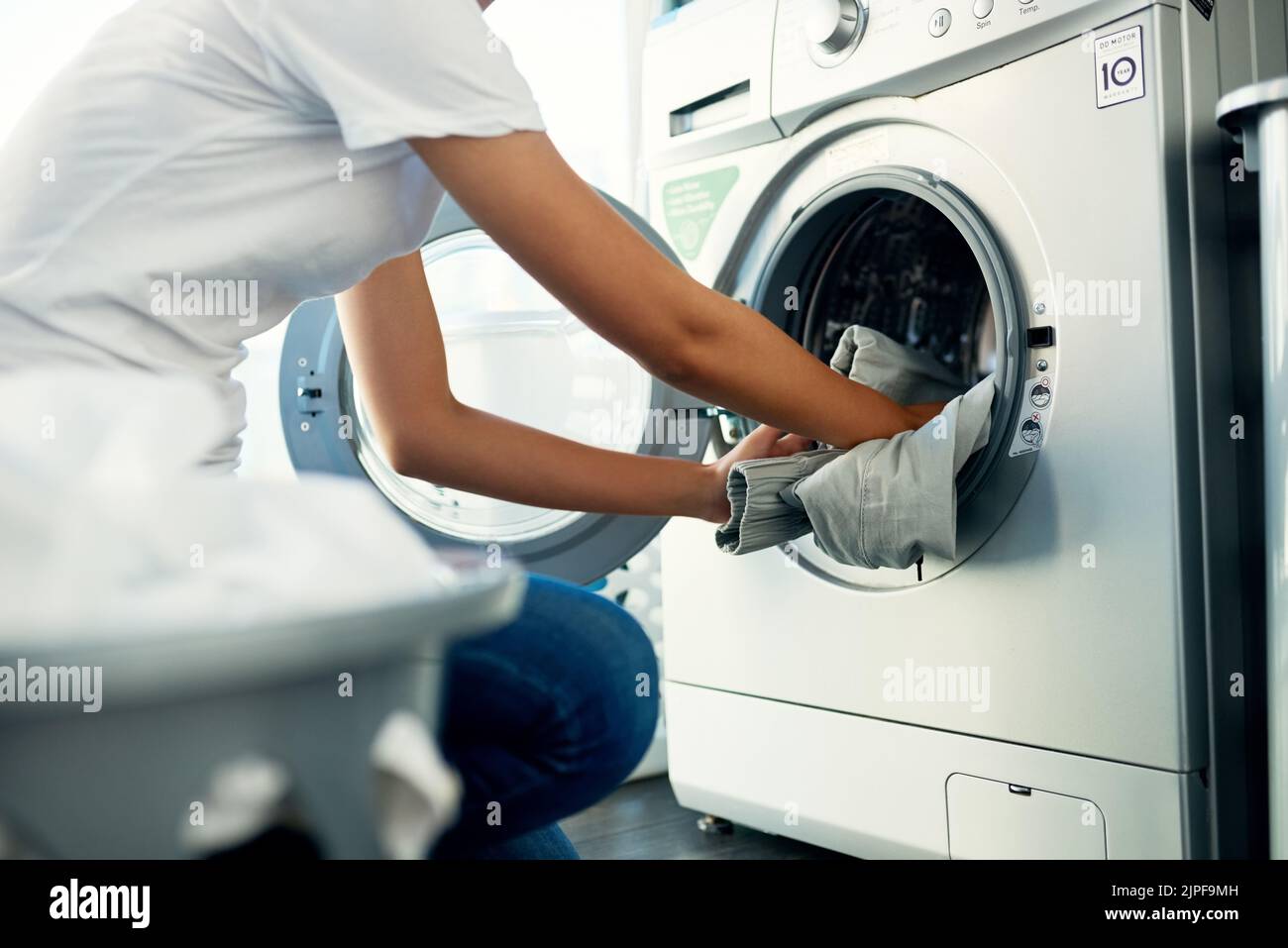 Il giorno della lavanderia viene intorno una volta ogni settimana. Una giovane donna che fa il suo bucato nel paese. Foto Stock