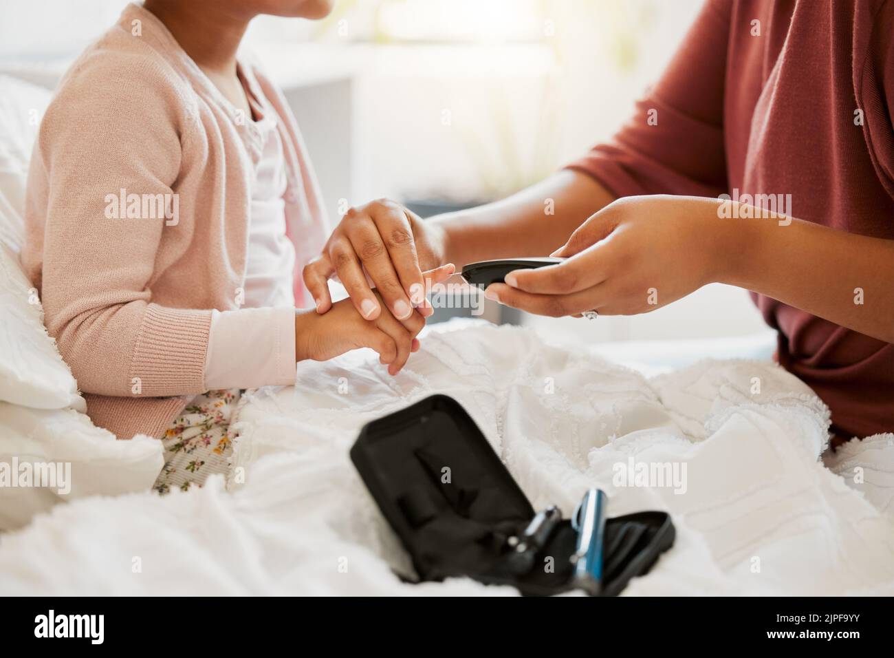 Ago, monitor per le dita e analisi del sangue da parte di personale medico a casa o appuntamento in ospedale. Patologia, assistenza sanitaria e consulenza infermieristica Foto Stock