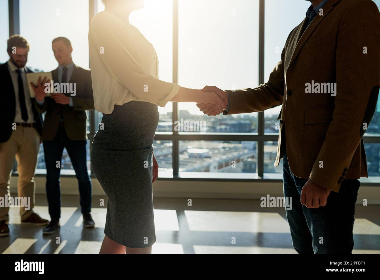 Ottimo lavoro, due uomini d'affari irriconoscibili che scuotono le mani in ufficio. Foto Stock