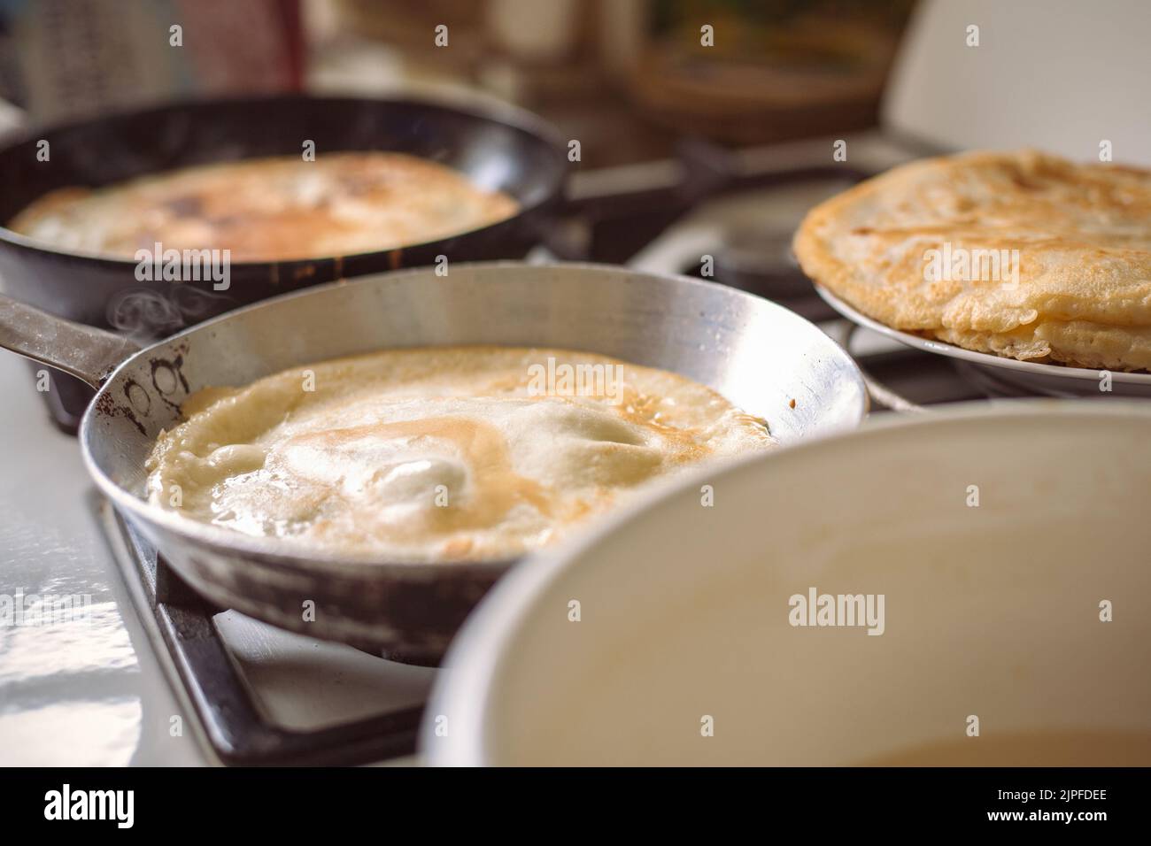 Facendo i pancake Foto Stock