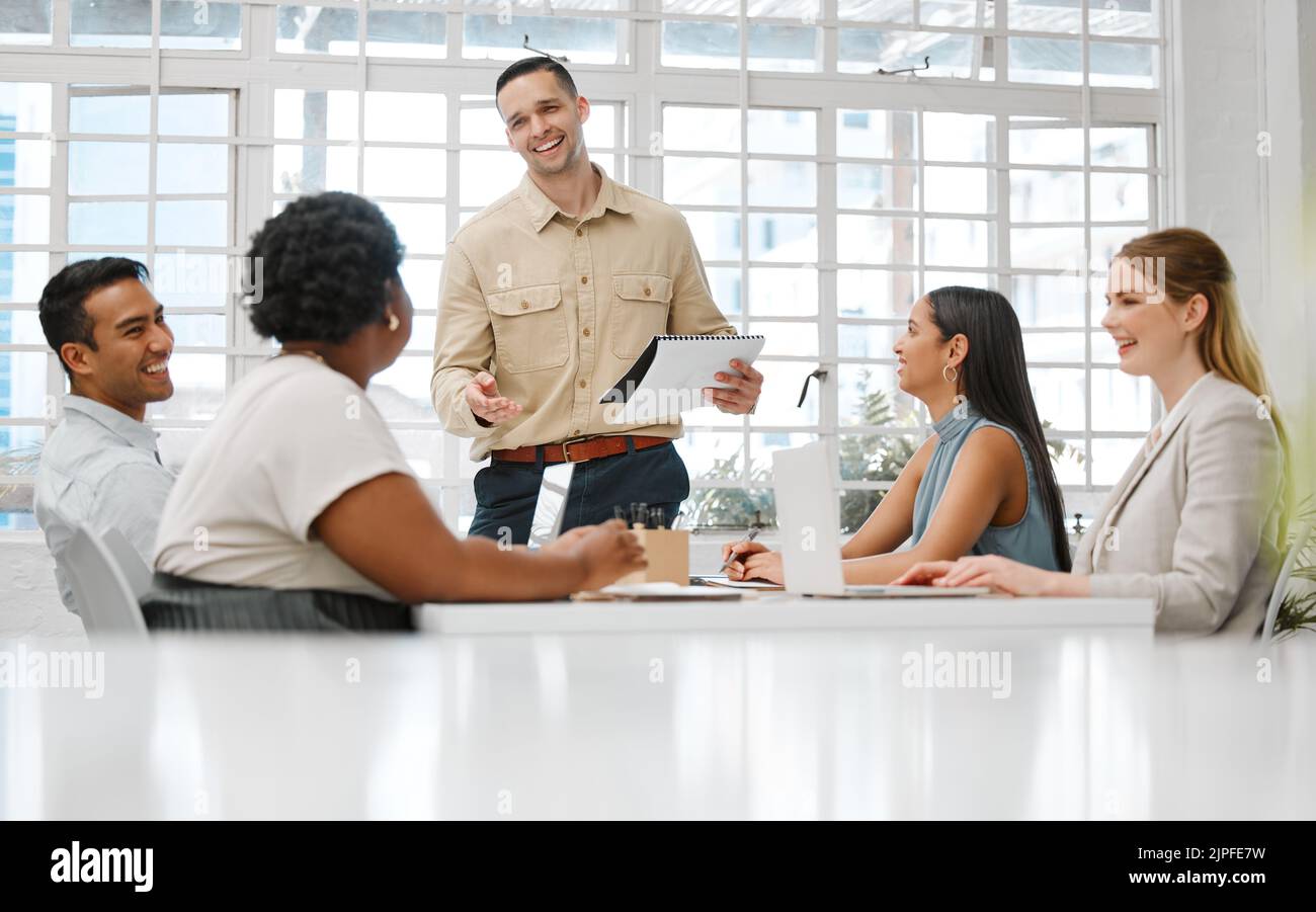 Lavoro di squadra, collaborazione e strategia di marketing incontro di persone giovani, creative e diverse. Personale dell'agenzia di startup che discute della presentazione aziendale di Foto Stock