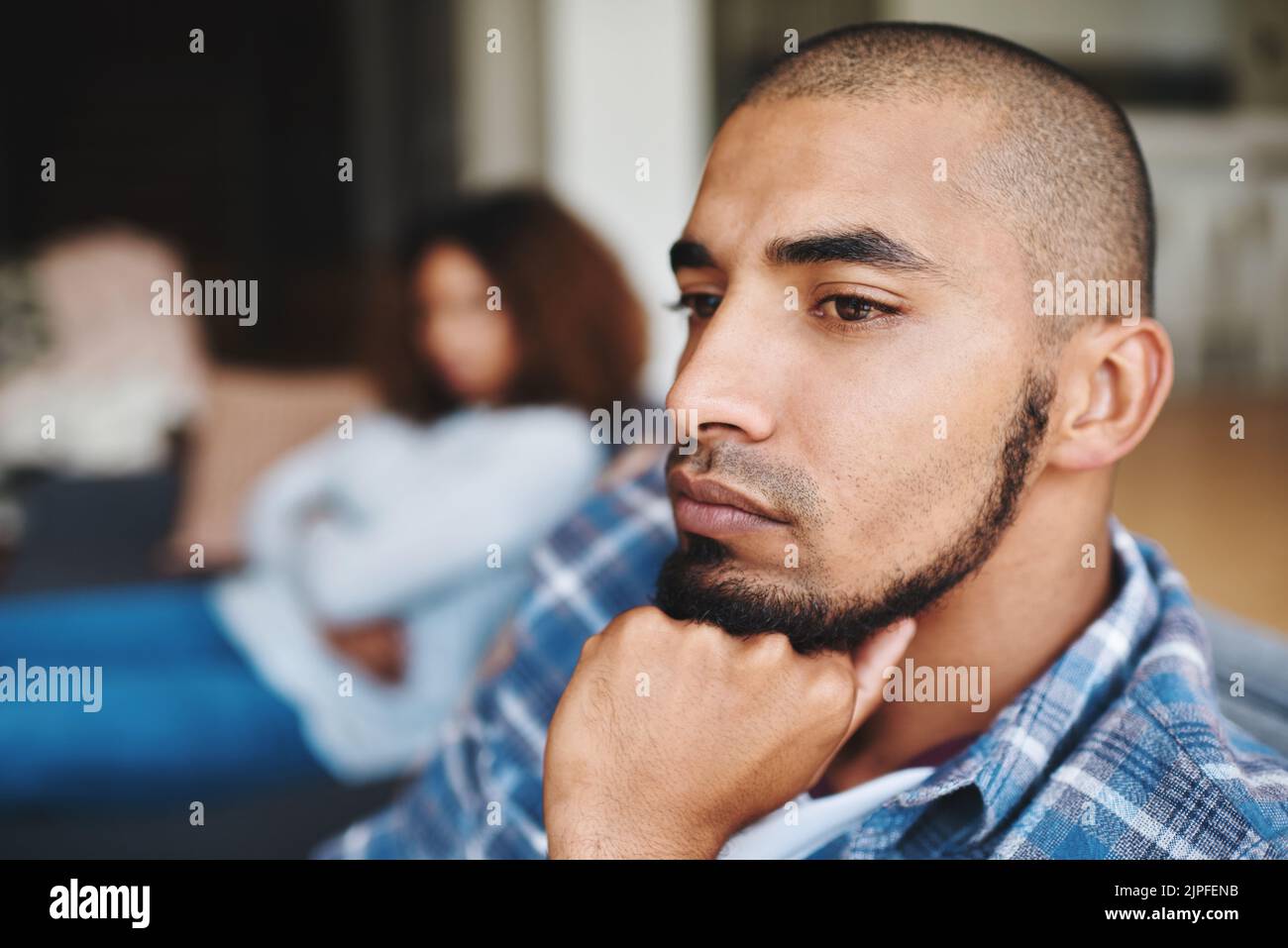 Qualcosa deve cambiare: Un bel giovane che si sta turbando dopo un'argomentazione con la moglie a casa. Foto Stock