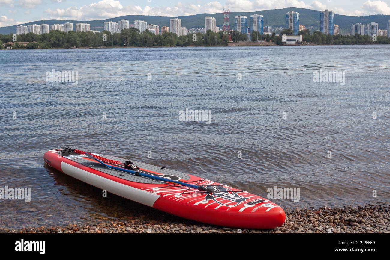 SUP bordo sulla riva del fiume. Paddle board sulla riva del lago. Foto Stock