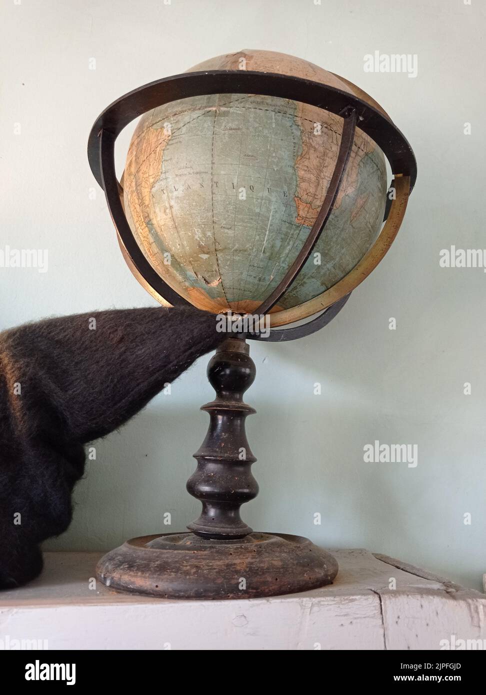 Ancien globo terrestre dans un musée francais Foto Stock