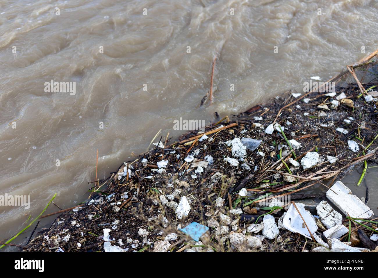 Allagare detriti e thrash nel fiume Foto Stock