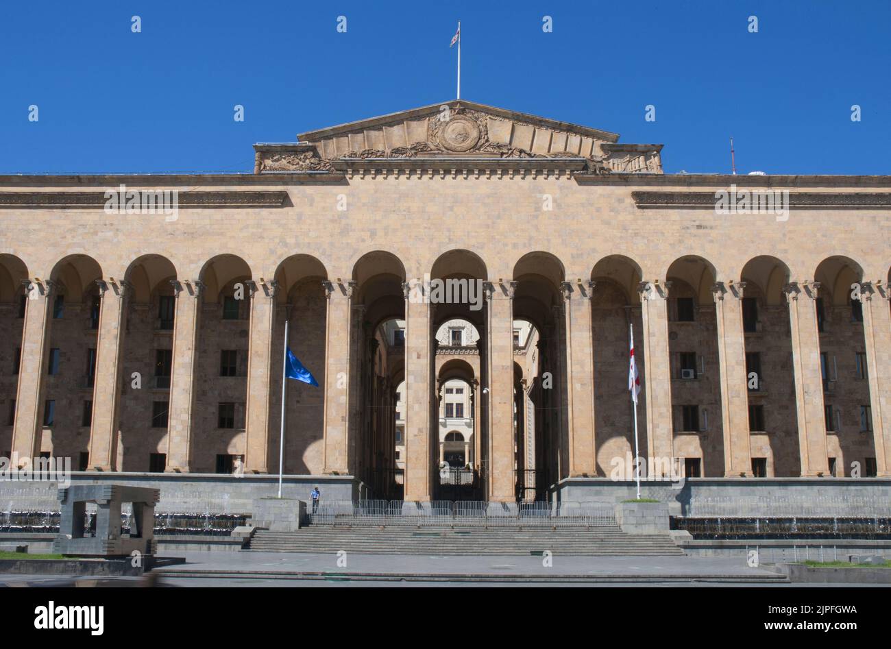 Edificio del Parlamento su Viale Rustaveli a Tbilisi, capitale della repubblica Caucasica di Georgia Foto Stock