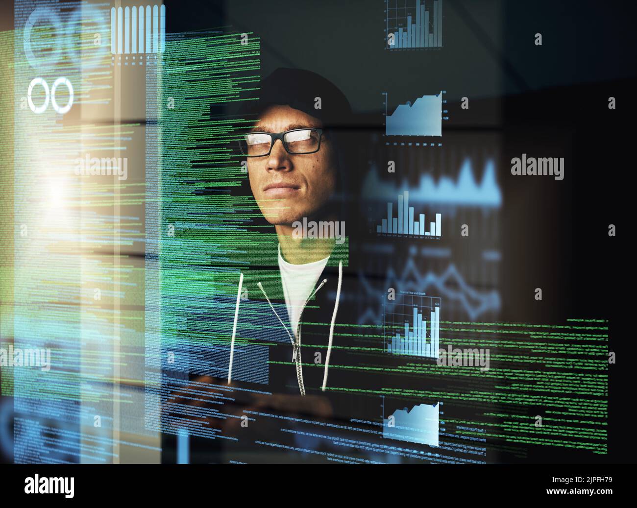 Hacking del vostro software dal suo ufficio. Un giovane hacker che scricchiolava un codice del computer al buio. Foto Stock