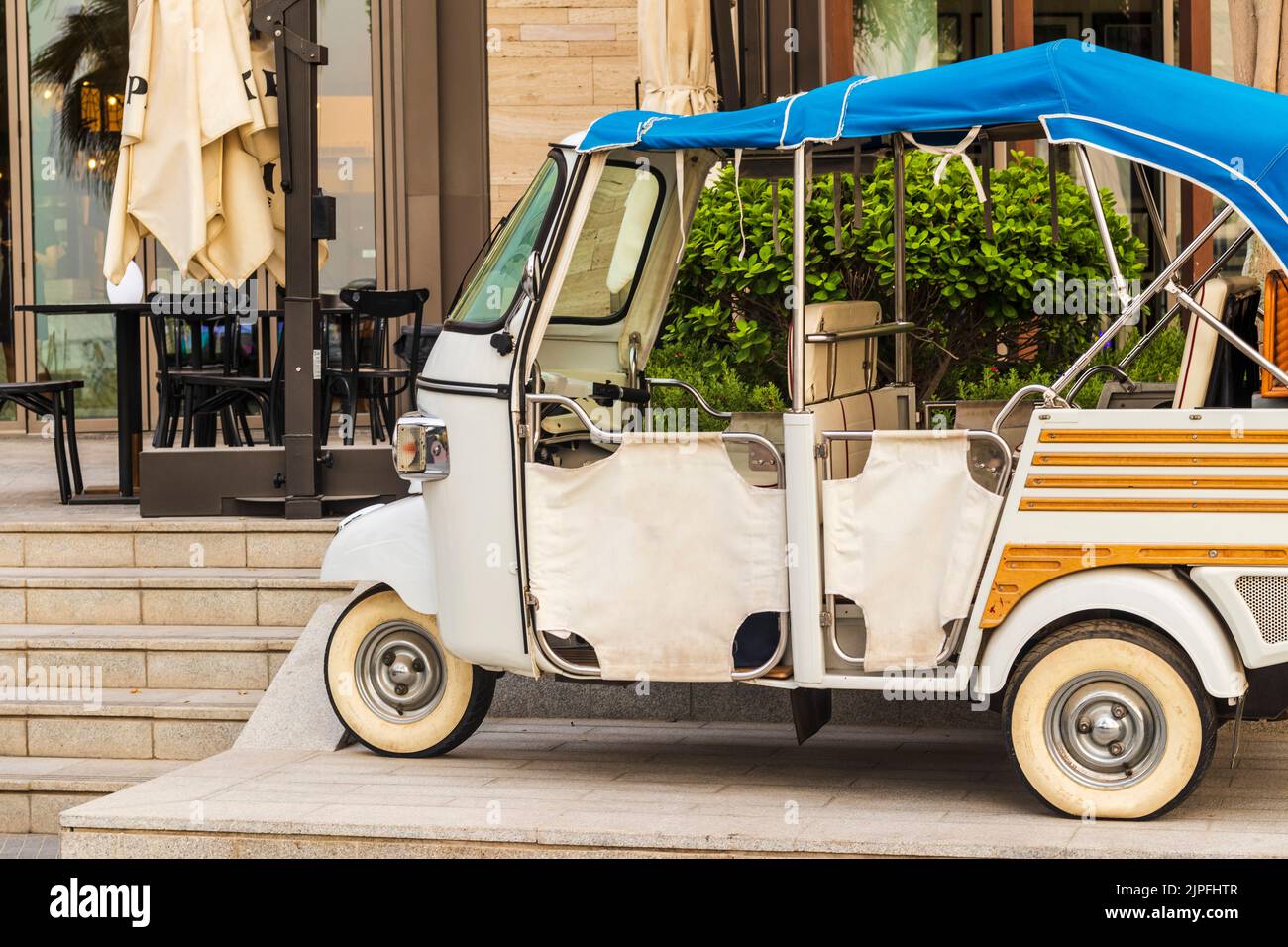 Scooter a tre ruote con impianti in pentole in vendita per strada. Foto Stock