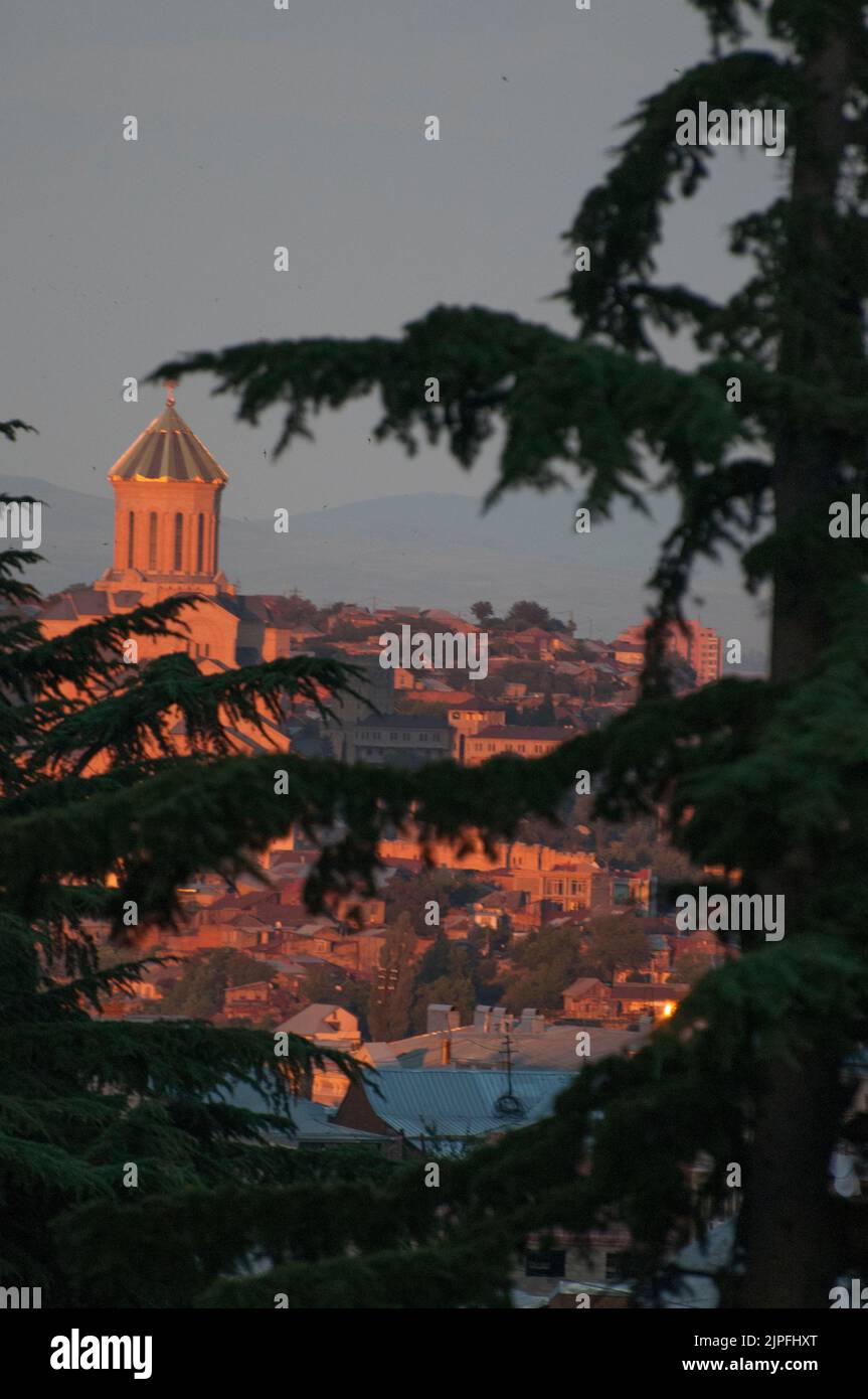 Tramonto sulla Cattedrale di Sameba (Santissima Trinità) nella capitale georgiana, Tbilisi Foto Stock