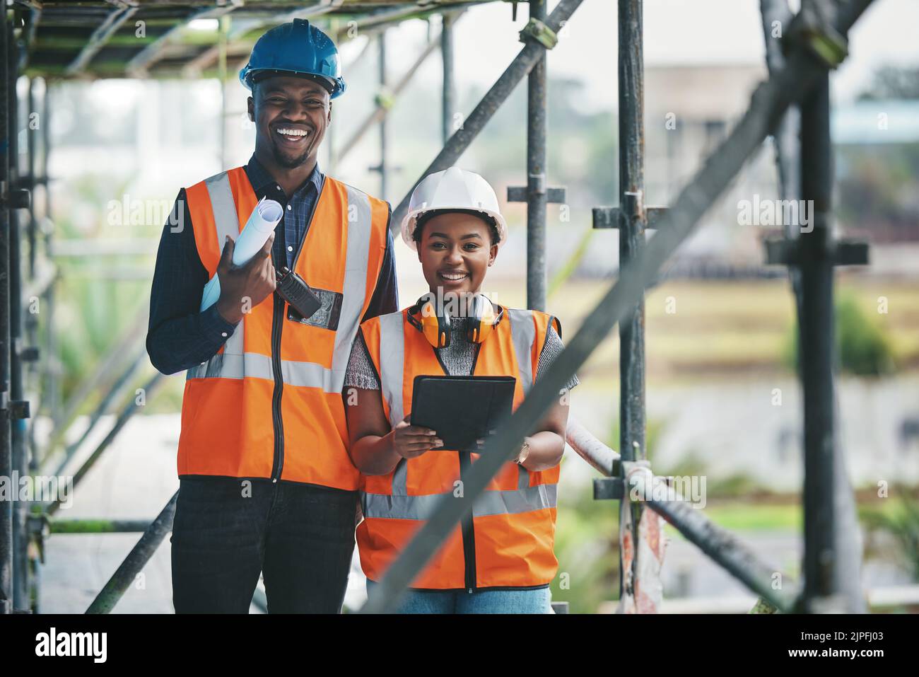 Team di costruzione, costruzione e ingegneria civile o lavoratori in loco con un tablet e piani. Ritratto dei contraenti che lavorano come una squadra sentirsi felici Foto Stock