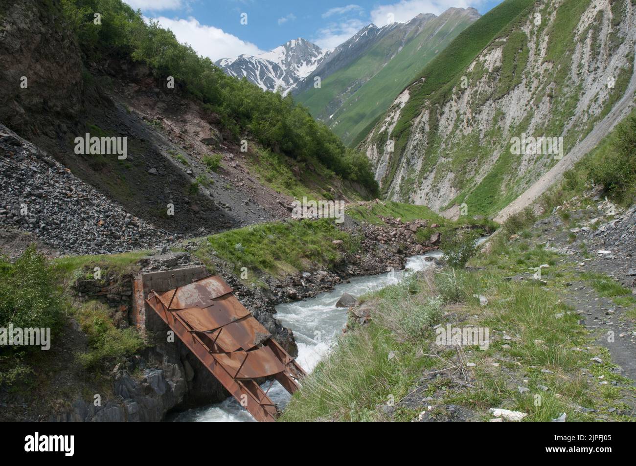 Ponte lavato nella valle di Truso nell'Alto Caucaso, Georgia, al confine con il territorio di rinegata sponsorizzato dalla Russia dell'Ossezia meridionale Foto Stock