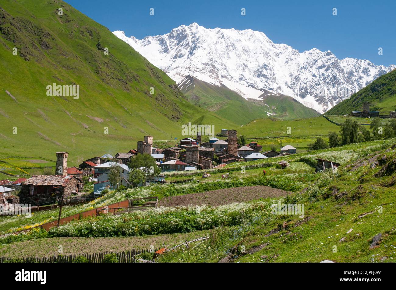 Ushguli, il più alto villaggio permanente d'Europa, nella regione di Svaneti della repubblica Caucasica di Georgia Foto Stock