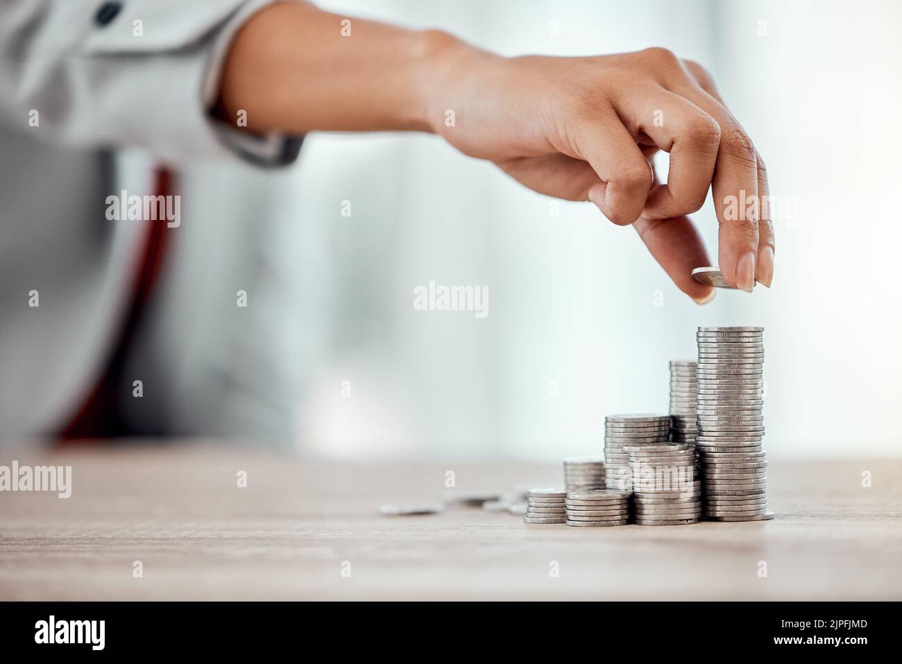 Risparmio, monete e crescita per la finanza delle piccole imprese, stack di denaro per la crescita economica. Ricchezza finanziaria e investimenti per profitti, contabilità o. Foto Stock