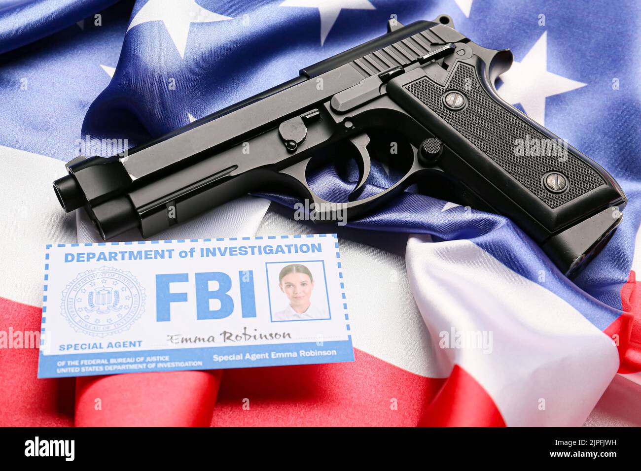 Documento dell'agente dell'FBI con pistola su bandiera degli Stati Uniti Foto Stock