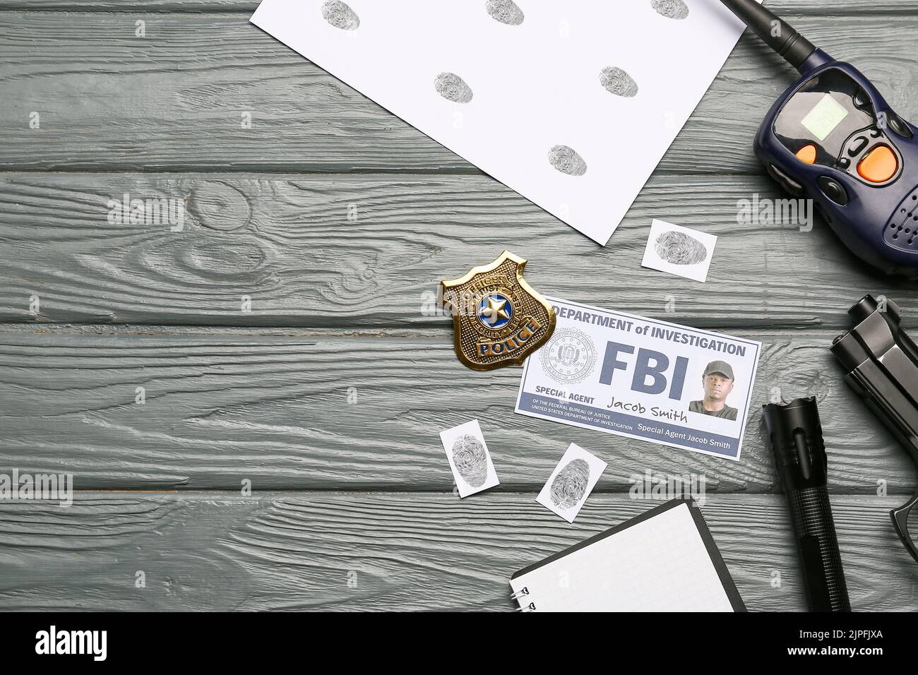 Impronte digitali con documento dell'agente FBI e degli accessori su sfondo in legno Foto Stock