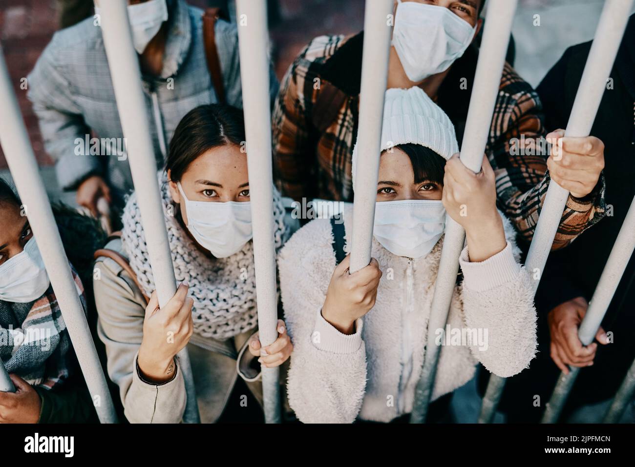 Divieto di viaggio, blocco o controllo alle frontiere di Covid per prevenire la diffusione di virus pandemici, malattie contagiose o malattie. Ritratto dei prigionieri in maschere di fronte Foto Stock