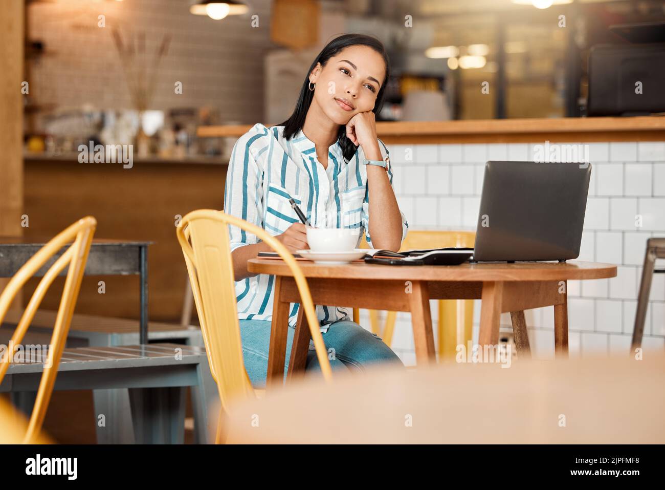 Pensare, domandarsi e imprenditore femminile pensieroso che lavora in un caffè che progetta una missione o una visione. Giovane donna che lavora a distanza in un bar Foto Stock