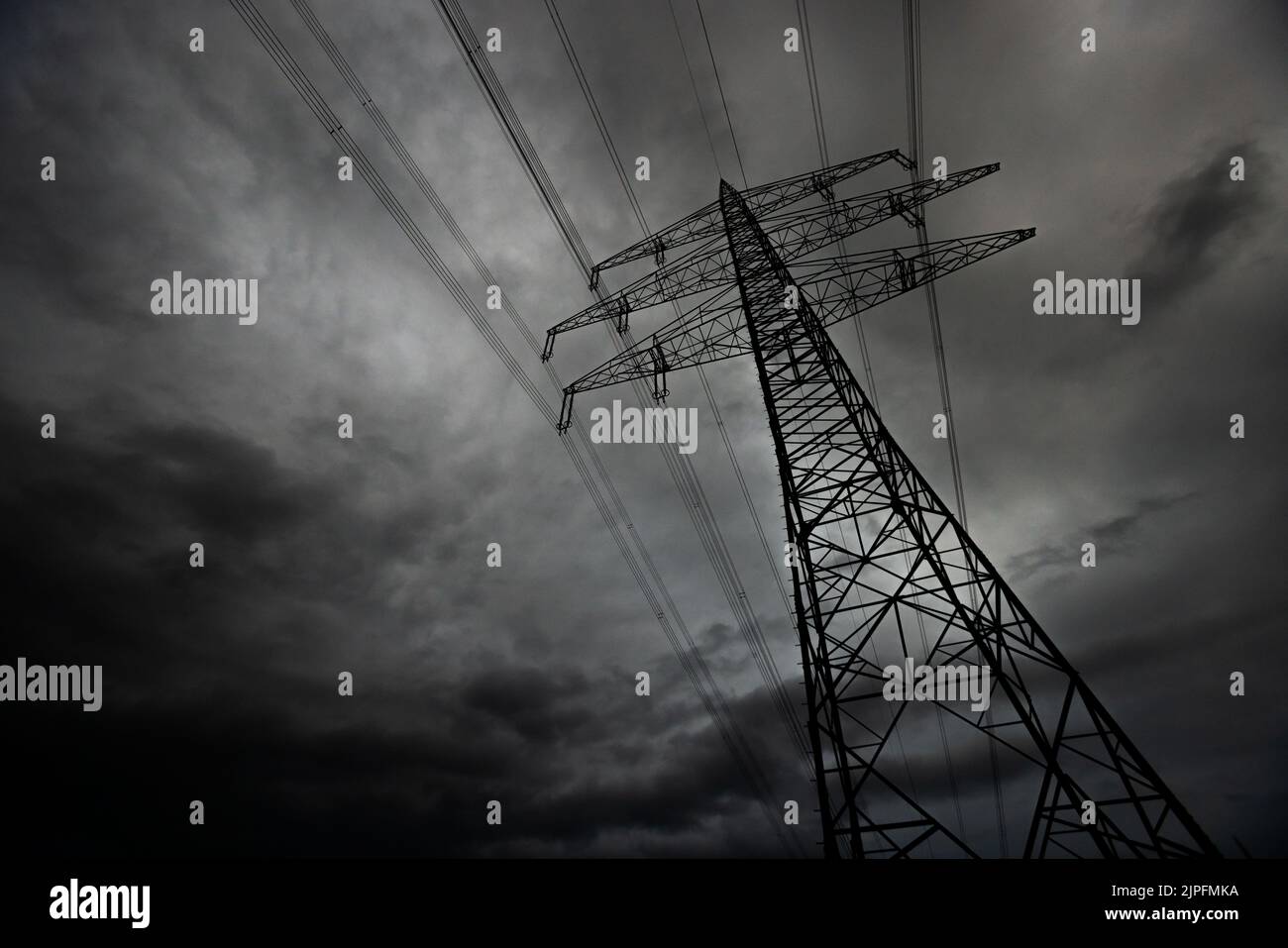 Norsingen, Germania. 18th ago, 2022. Un polo di potenza con le linee mancanti si trova contro un cielo nuvoloso in un campo. La guerra della Russia in Ucraina potrebbe causare strozzature nell'approvvigionamento energetico nel prossimo autunno e inverno. Credit: Philip von Ditfurth/dpa/Alamy Live News Foto Stock