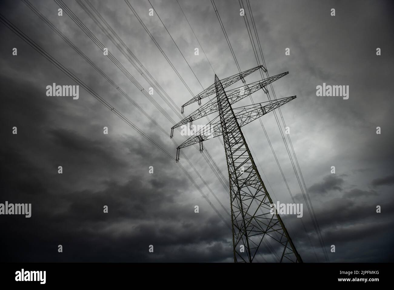Norsingen, Germania. 18th ago, 2022. Un polo di potenza con le linee mancanti si trova contro un cielo nuvoloso in un campo. La guerra della Russia in Ucraina potrebbe causare strozzature nell'approvvigionamento energetico nel prossimo autunno e inverno. Credit: Philip von Ditfurth/dpa/Alamy Live News Foto Stock