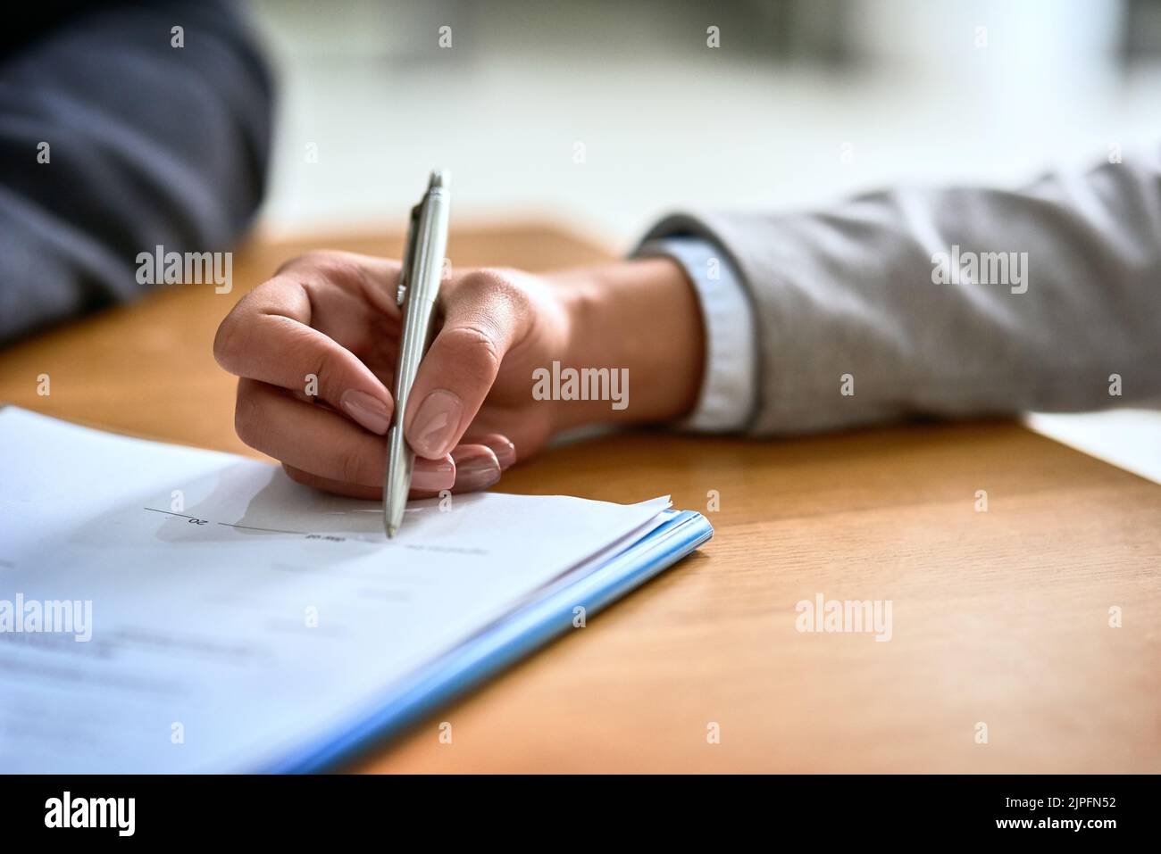 Il successo è iniziato con un'unica firma: Un uomo d'affari e una donna d'affari che completano la documentazione insieme alla scrivania. Foto Stock