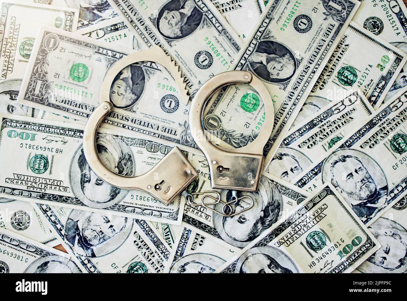 . Tangenti, corruzione e riciclaggio di denaro con manette sulle banconote e tempo di carcere per affari corrotti o frode fiscale. Tangenti o richieste Foto Stock