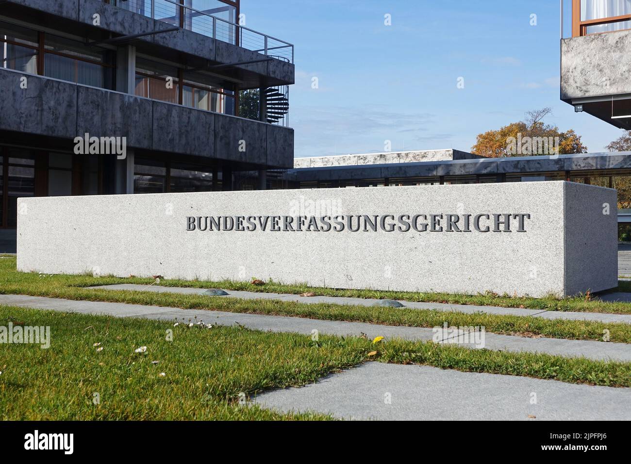 Il segno della Corte costituzionale federale in Germania sotto il cielo blu Foto Stock