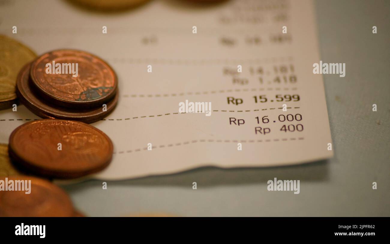 Calcolo della ricevuta di pagamento con rupiah indonesiana in tabella sporca Foto Stock