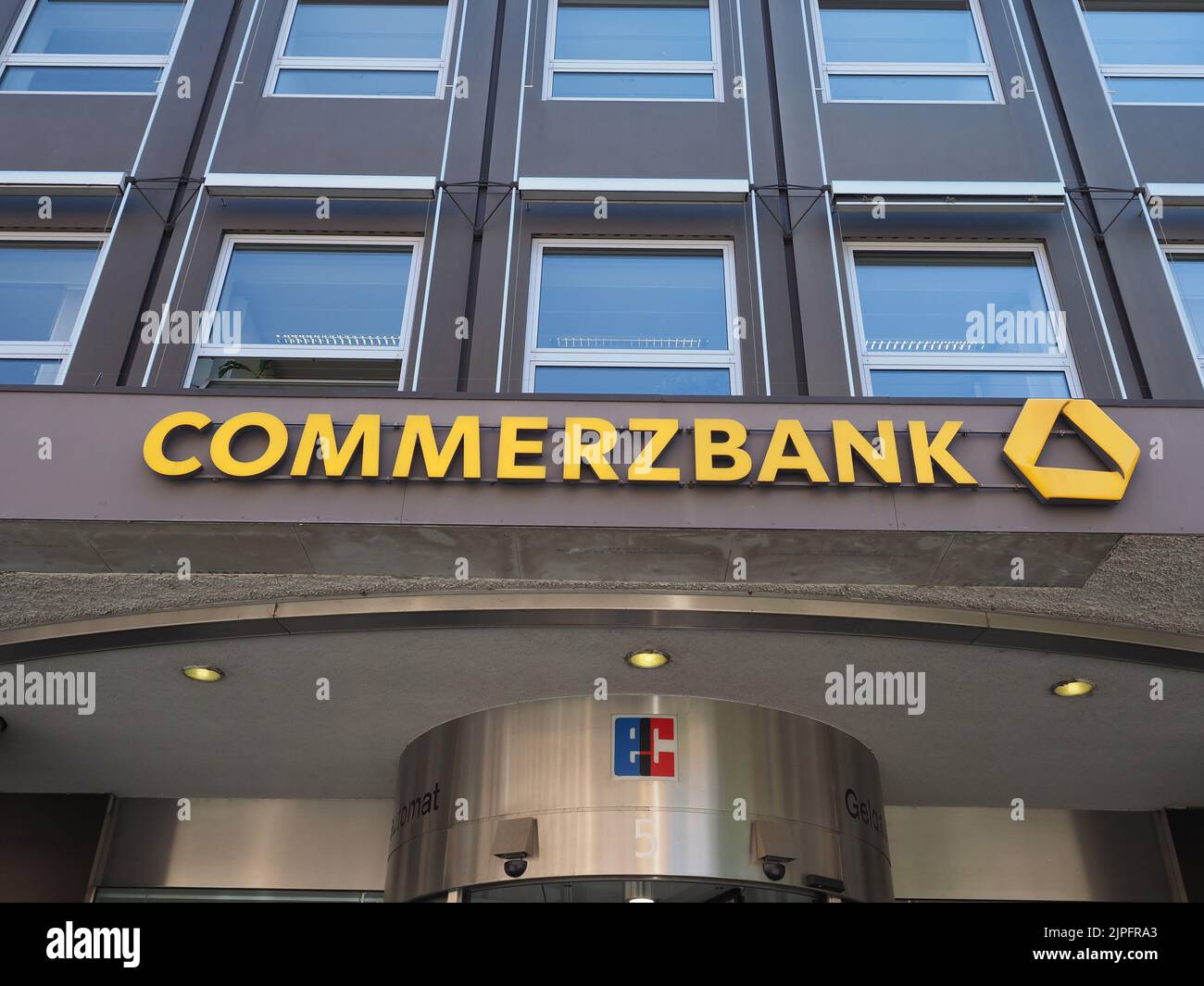 NORIMBERGA, GERMANIA - CIRCA 2022 GIUGNO: Cartello di fronte al negozio Commerzbank Foto Stock