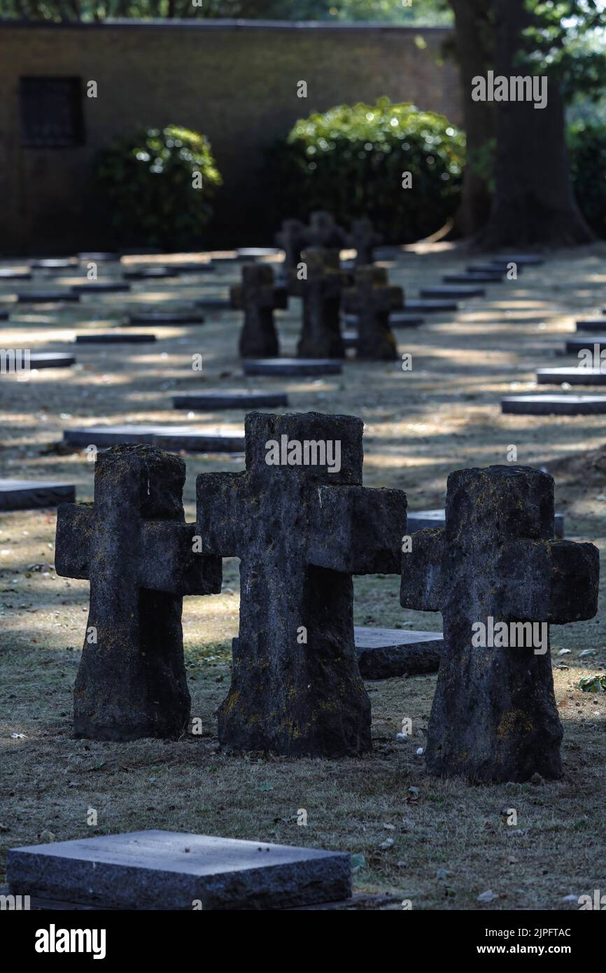 LANGEMARK, BELGIO - 10 AGOSTO 2022: Croci di pietra e lapidi piatti nel cimitero tedesco Foto Stock