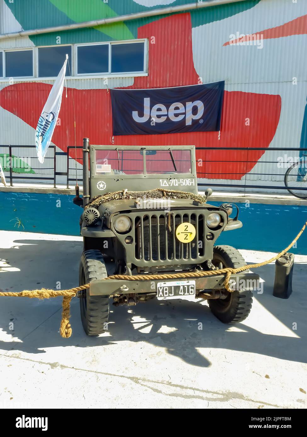 Avellaneda, Argentina - 8 maggio 2022: Vecchia jeep militare verde Willys MB in un deposito. Bandiera, logo, badge. Expo Fierros 2022 mostra auto classica. Foto Stock