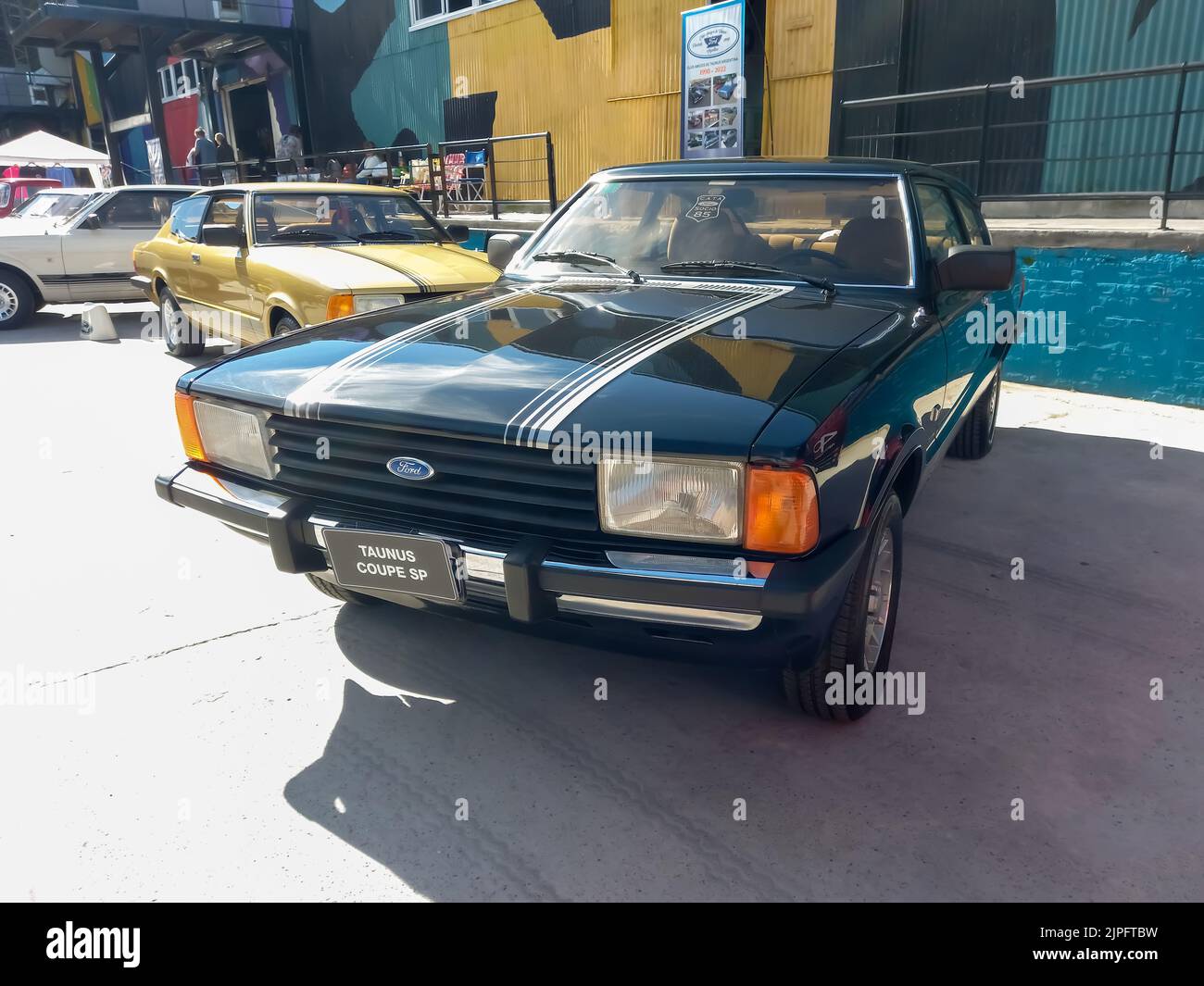 Vecchia Ford Taunus coupé SP 1981 - 1984 in un magazzino. Giorno di sole. Expo Fierro 2022 mostra auto classica. CopySpace Foto Stock