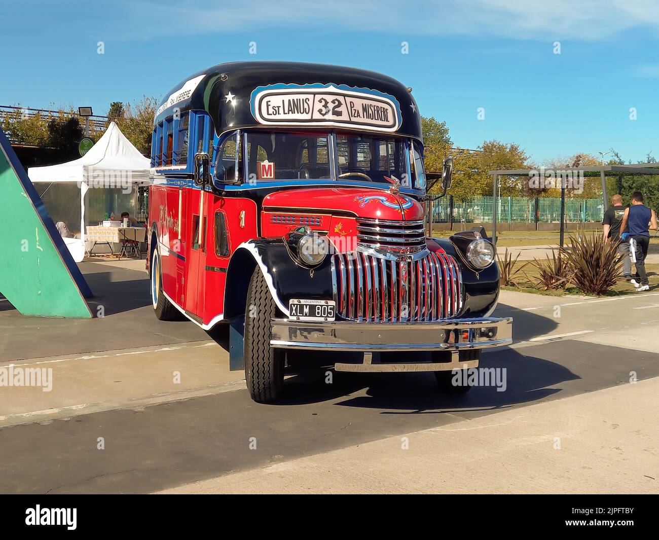 Vecchio rosso Chevrolet 1946 autobus per il trasporto pubblico di passeggeri a Buenos Aires. Ornamenti tradizionali in fileteado. Vista frontale. Griglia. Spettacolo di auto classica Foto Stock