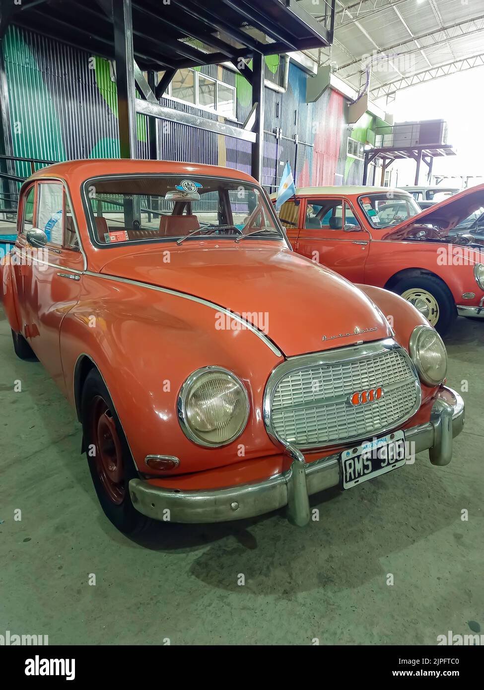 Old Orange Auto Union DKW 1000 S berlina a quattro porte 1960-1970 parcheggiata in un deposito. Vista frontale. Spettacolo di auto classica. CopySpace Foto Stock