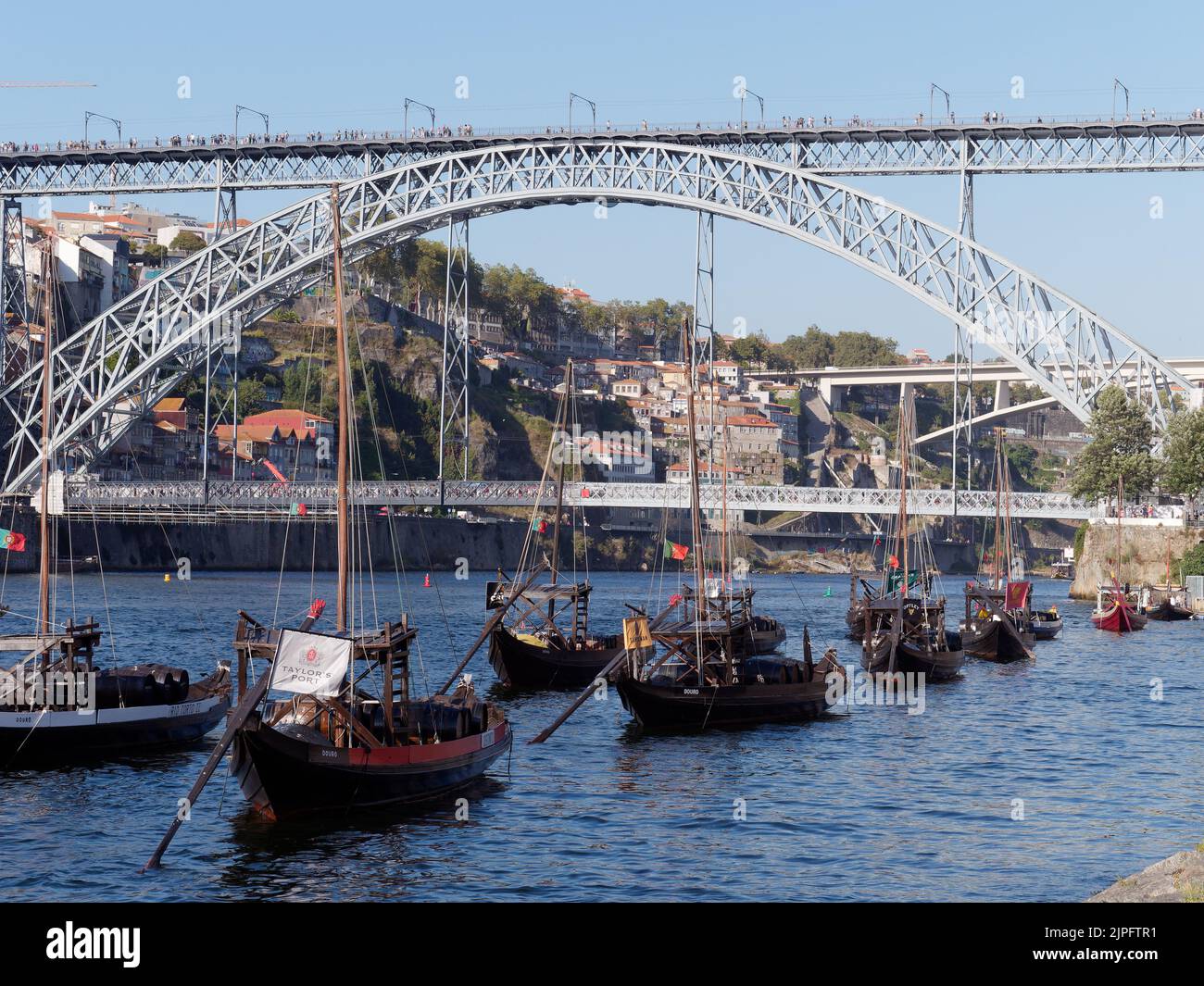 Barche tradizionali che trasportano vino sul fiume Douro con il ponte Luis i dietro, Porto, Portogallo. Foto Stock