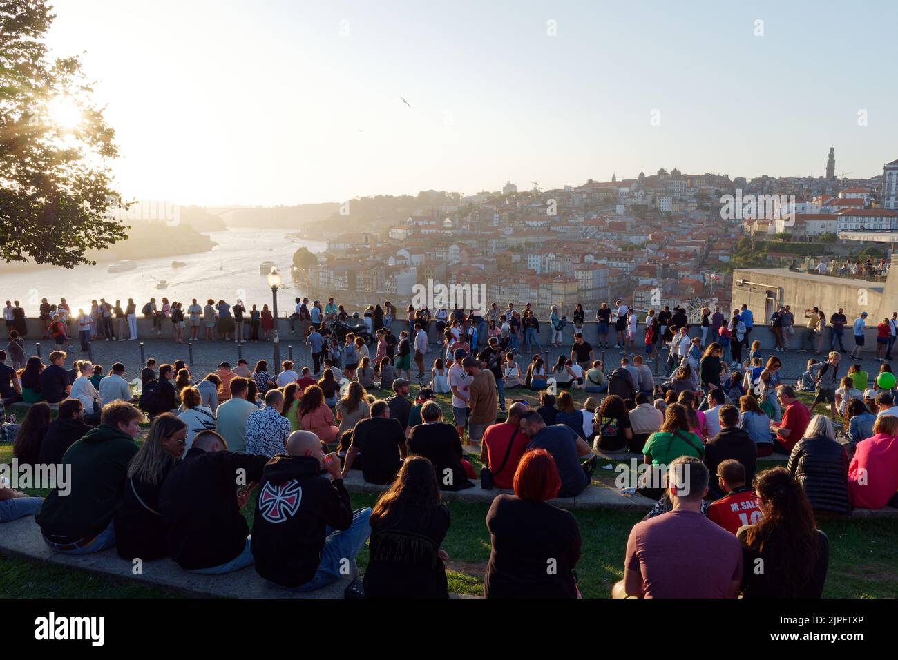 Vista da Jardim do Morro a Vila Nova de Gaia sul fiume Douro verso Porto, Portogallo Foto Stock