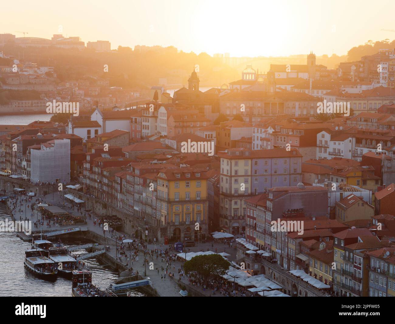 Vista sopraelevata del quartiere di Ribeira e del fiume Douro a Porto, Portogallo. Le barche sono ormeggiate nel porto. Foto Stock