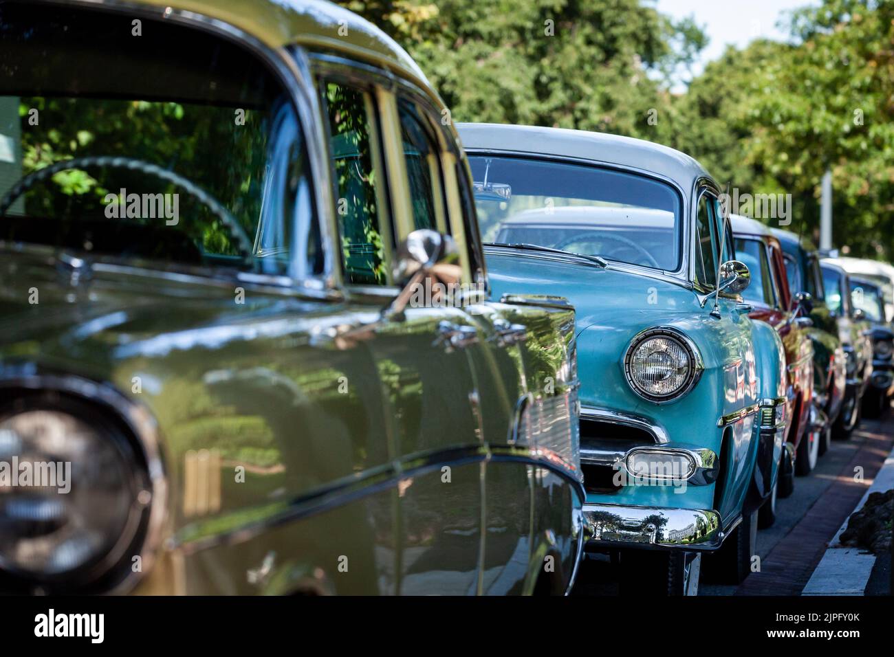 Washington, Stati Uniti. 07th ago, 2022. 1957 (verde oliva) e 1954 (blu) Chevrolet Bel Airs si trovano parcheggiati su una strada in attesa di essere utilizzati. Si tratta di due delle oltre 20 auto e camion antichi utilizzati nel film, 'Rustin', sull'attivista per i diritti civili Bayard Rustin. Il film è prodotto da Barack and Michelle Obama's Production Company, Higher Ground Productions,' e debutterà su Netflix nel 2023. (Foto di Allison Bailey/SOPA Images/Sipa USA) Credit: Sipa USA/Alamy Live News Foto Stock